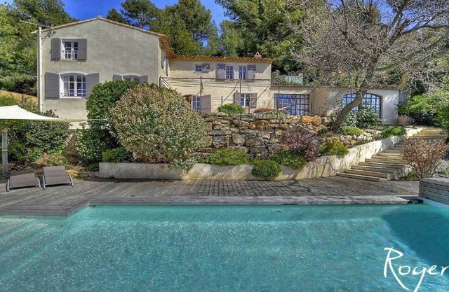 Charming Provencal farmhouse with panoramic view of the sea and vines + pool