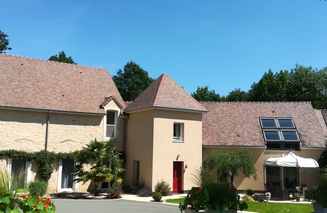 Charming Renovated Barn with Garden, 3 Ensuite Bedrooms, Near Le Mans