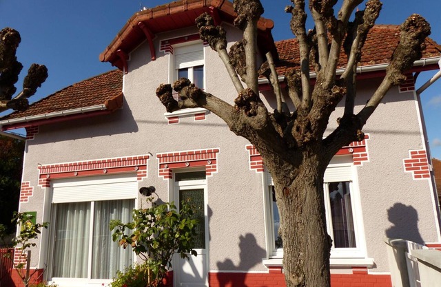 Charming Renovated Cottage with Terrace, Modern Amenities, and Close to Major Attractions