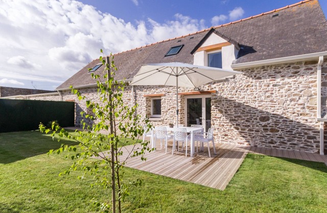 Charming Renovated Stable, Quiet Near Center, Close to Beaches, Enclosed Garden, Pet-Friendly