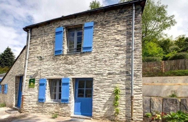 Charming Riverside Cottage with Authentic Decor, Private Garden, and Fishing Amenities