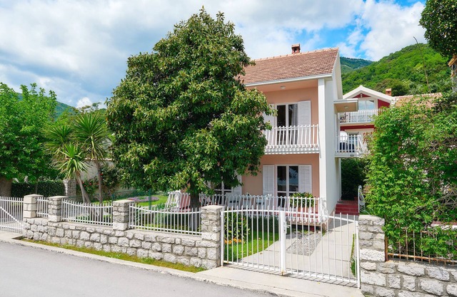 Charming seafront villa Magnolia, 4 * in Bijela, Bay of Kotor/6 guests