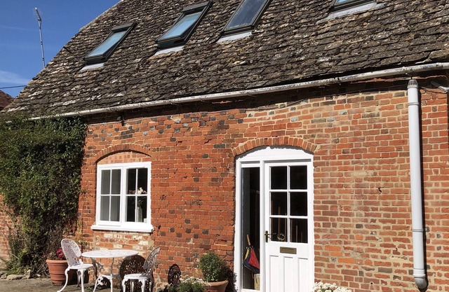 Charming self contained cottage in rural location