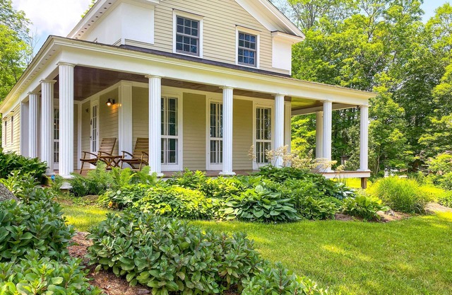 Charming Sharon Dwelling w/Deck & Fire Pit!