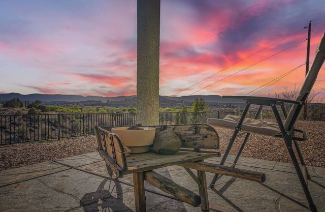 Charming Southwestern themed home 3/2 with beautiful views.