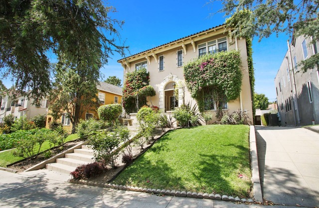 Charming, spacious suite with hardwood floors, steps to Larchmont Village!
