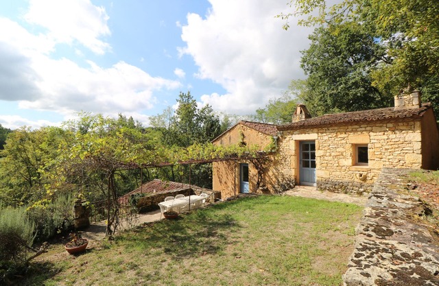 Charming stone cottage with private pool in a calm and green setting