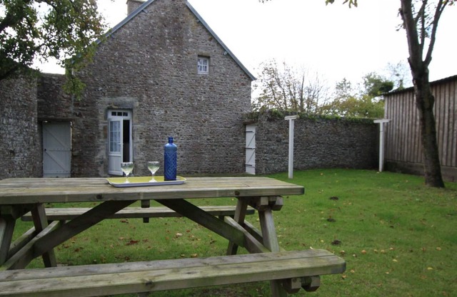 Charming Stone House with Enclosed Garden, Near Surville's Haven, Pet-Friendly, Optional Cleaning Service