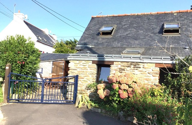 Charming stone house in Groix with enclosed yard