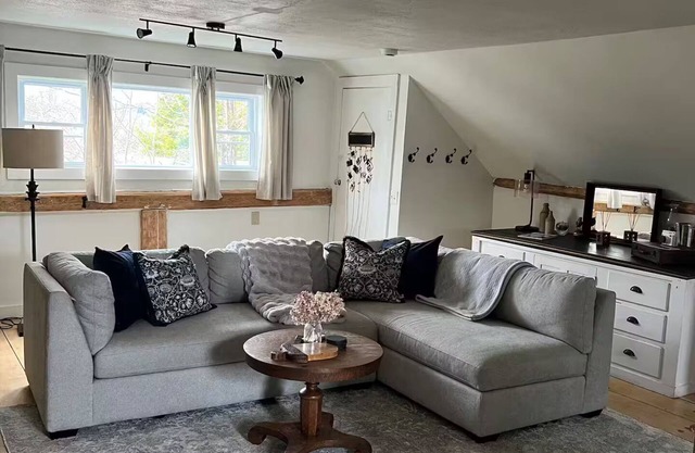 Charming Stowe Retreat - Gas Fireplace - Near town