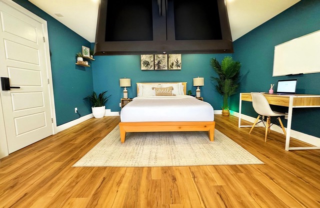 Charming Studio Room | 5 Min to DownTown | Self Check-In | 75" TV