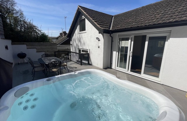 Charming Three Bedroomed Property With Hot Tub close to Monmouth town centre