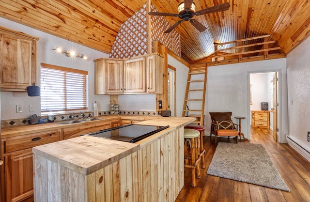 Charming Tiny House Suite Retreat,loft & wildlife!