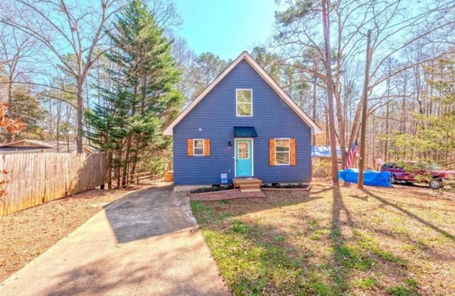 Charming two bed two bath house with a platform dock on Lake Hartwell