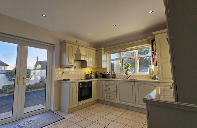 Charming two bedroomed cottage close to the centre of Ireland's only island town