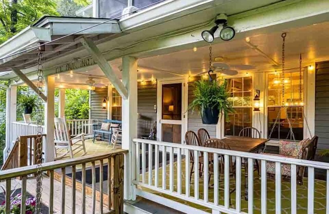 Charming Updated 1920's Cottage - Perfect for Groups and Families