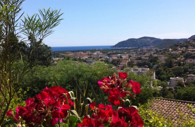 Charming villa in a quiet location with sea and Esterel views overlooking the bay of Mandelieu
