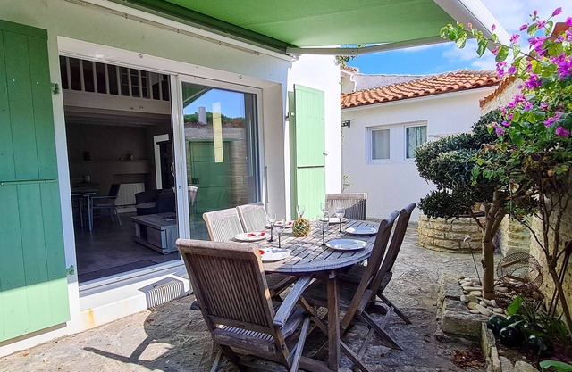 Charming villa in the heart of Village with yard