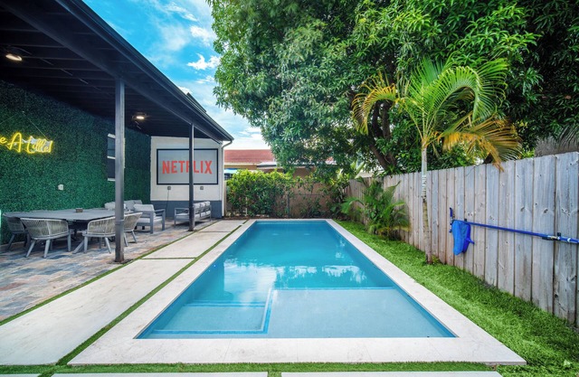 Charming Villa, Sleeps 16, Private Pool, Outdoor Cinema, Central Miami