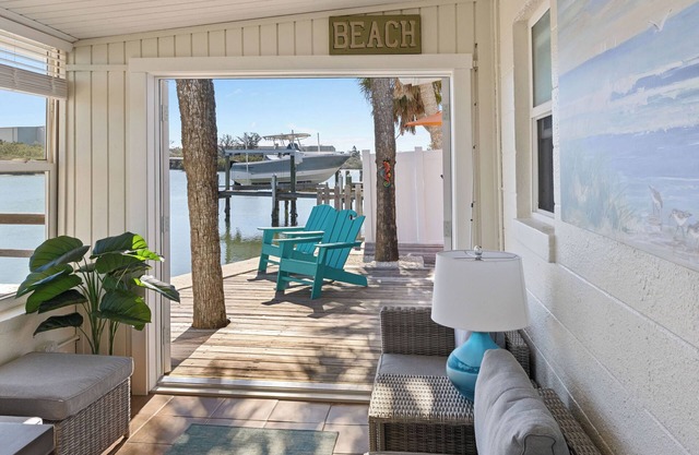 Charming WATERFRONT 2-bedroom house close to all Indian Rocks Beach has to offer