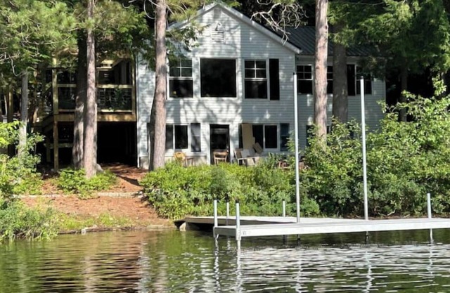 Charming waterfront 3-bedroom house on spring-fed Brettuns Pond