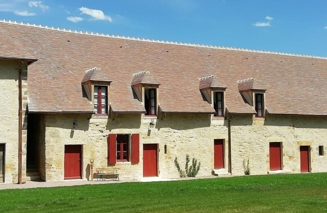 Charming XVIIth Century Cottage: 8 Guests, 4 Bedrooms, Modern Amenities, Historic Setting