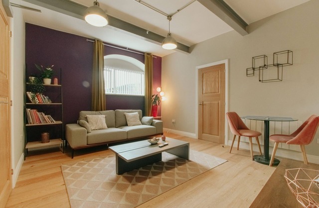 Cheap, Chic & Cheerful pad in Historic building | B8