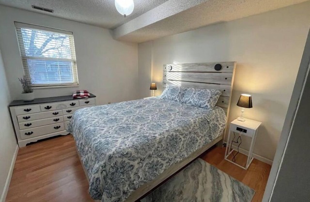 Cheerful 2-bedroom home with free parking