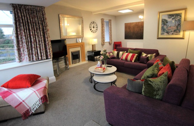 Cheerful 2 Bedroom Bungalow with Parking