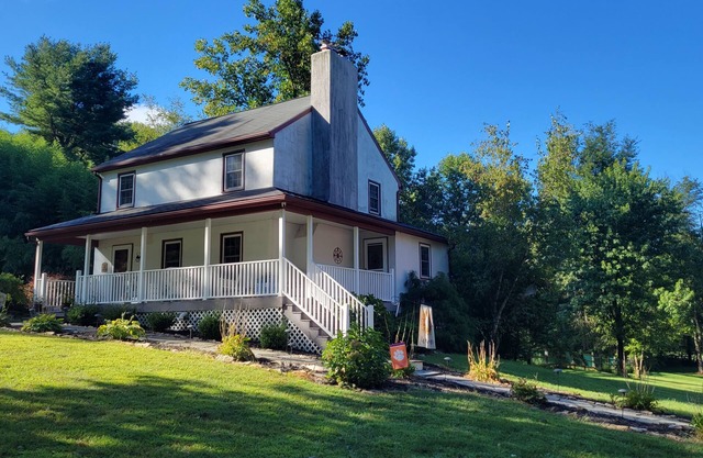 Cheerful 3 bedroom country home with a pool