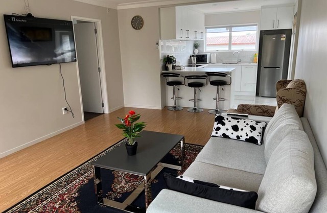 Cheerful 3 bedroom with free parking