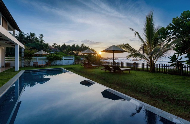 Cheerful Beach Front 4 BR Villa with a Pool & Chef