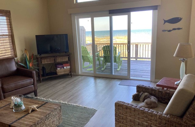 Cheerful Condo with Amazing Deck and Stunning Views!