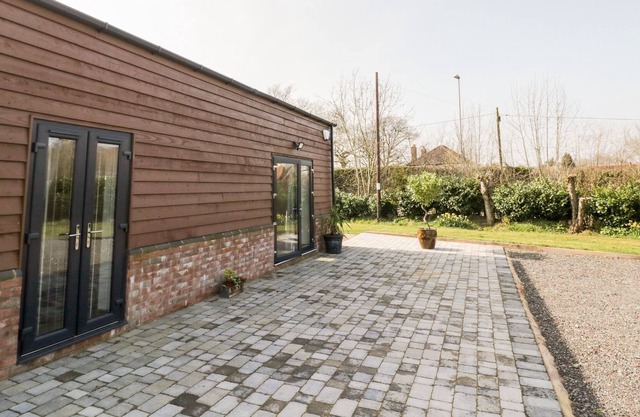 CHERRY BLOSSOM BARN, family friendly, with a garden in Alveley