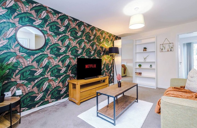 Chic 2 Bed House with Garden & Free Parking
