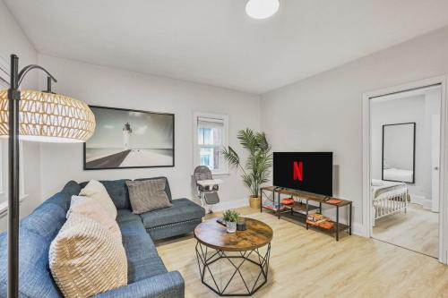 Chic 2 BR Urban Retreat Near Beach Free Parking