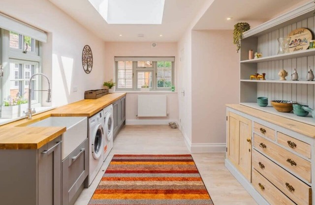 Chic 6-Bed Getaway, Private Drive, Near Windsor