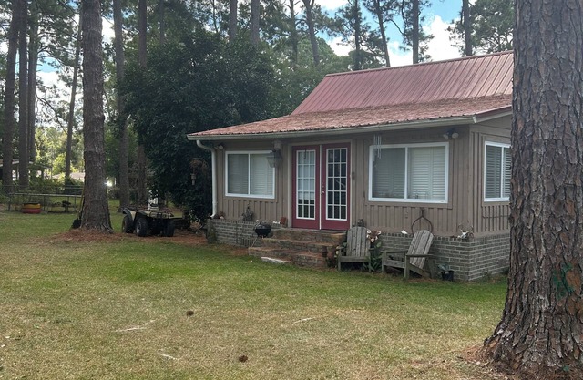 Chic bungalow with everything you need in Statesboro