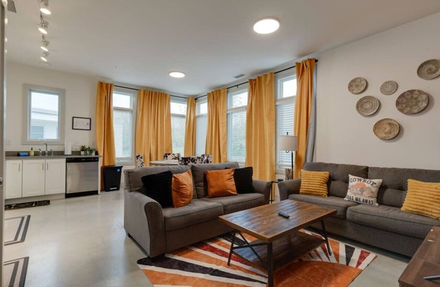 Chic Condo: 2mi to Downtown, Sleeps 8+, by Geodis