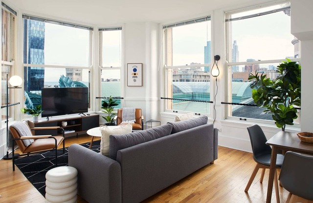 Chic Corner 2BR in the Loop | City & Lake Views