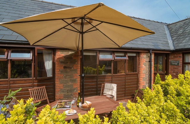 Ciderhouse Cottage located between Wye Valley & Black Mts with stunning views