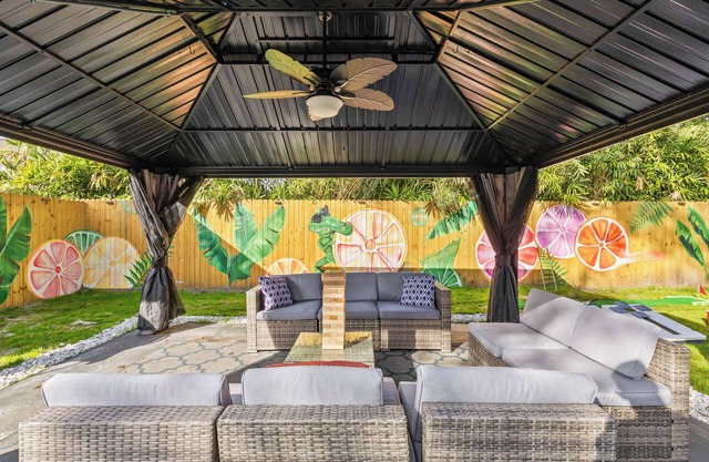 Citrus Grove Retreat: Fun, Relaxation, & Sunshine - 3bdr 2ba