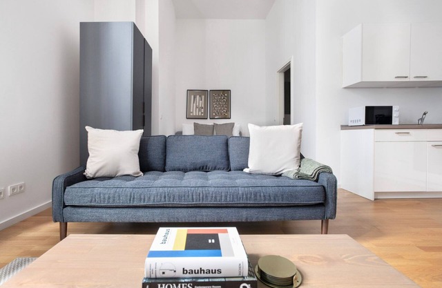 Classic Charlottenburg Studio nr KaDeWe, by Blueground