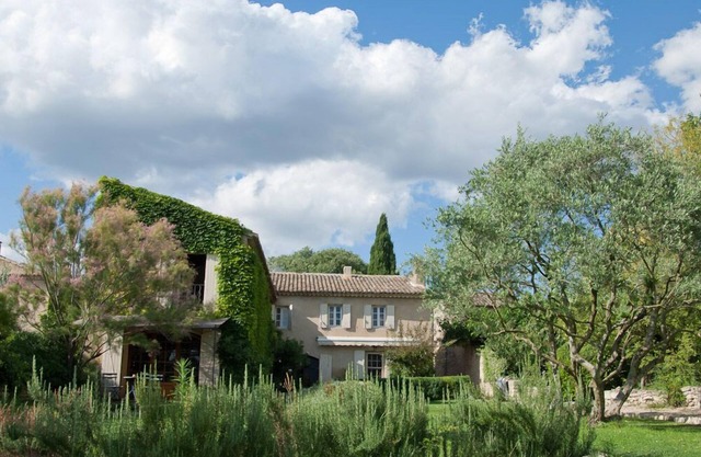 Classic Provençale Family House, Spectacular Setting, Pool, Extensive Grounds