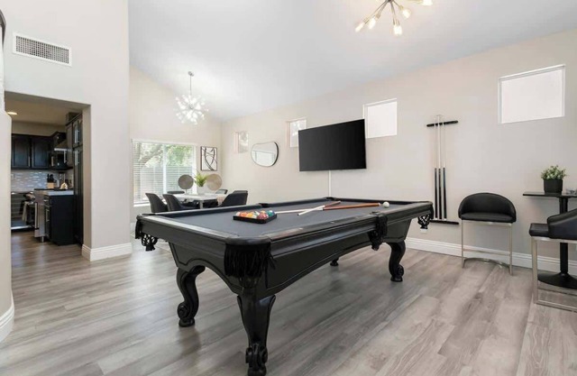❤️Classy 4BR Home with Pool Table & BBQ in NLV