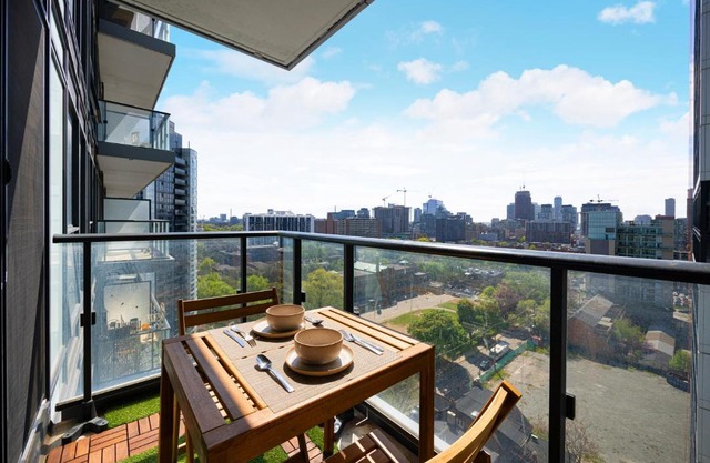 Classy and Luxury 2 bedroom apartment 5 mins to Dundas Square