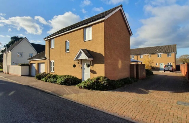 Classy Family House With Gym, Free Parking and close to Train station