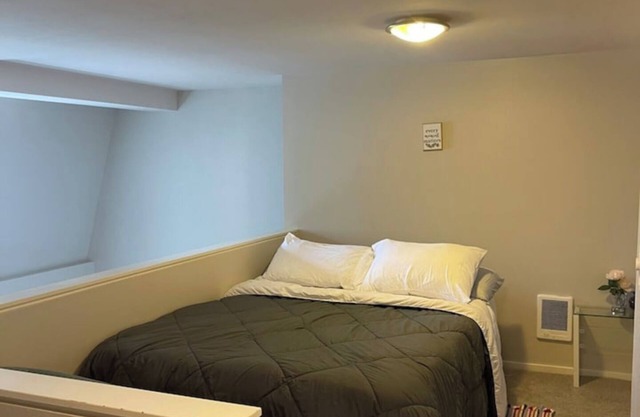 Clean Belltown Condo Near Space Needle & Downtown