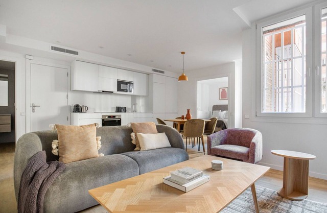 Clean Sarrià 2BR w/Doorman, Recently Renovated, by Blueground