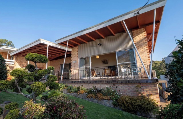 Clifftop- Amazing beach, coast + ocean views.